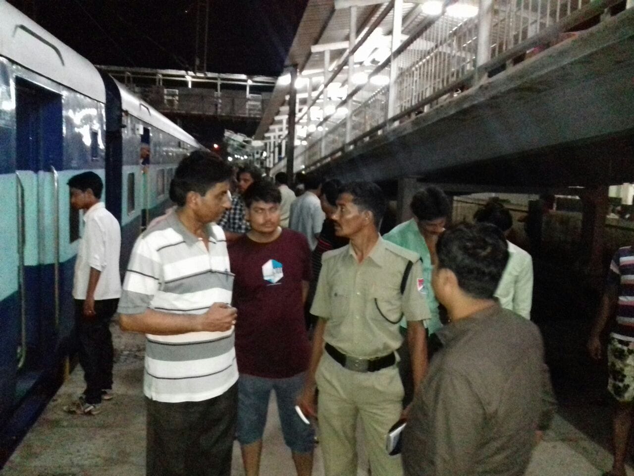 stone pelting in agra on awadh express by devotees of lord shiv