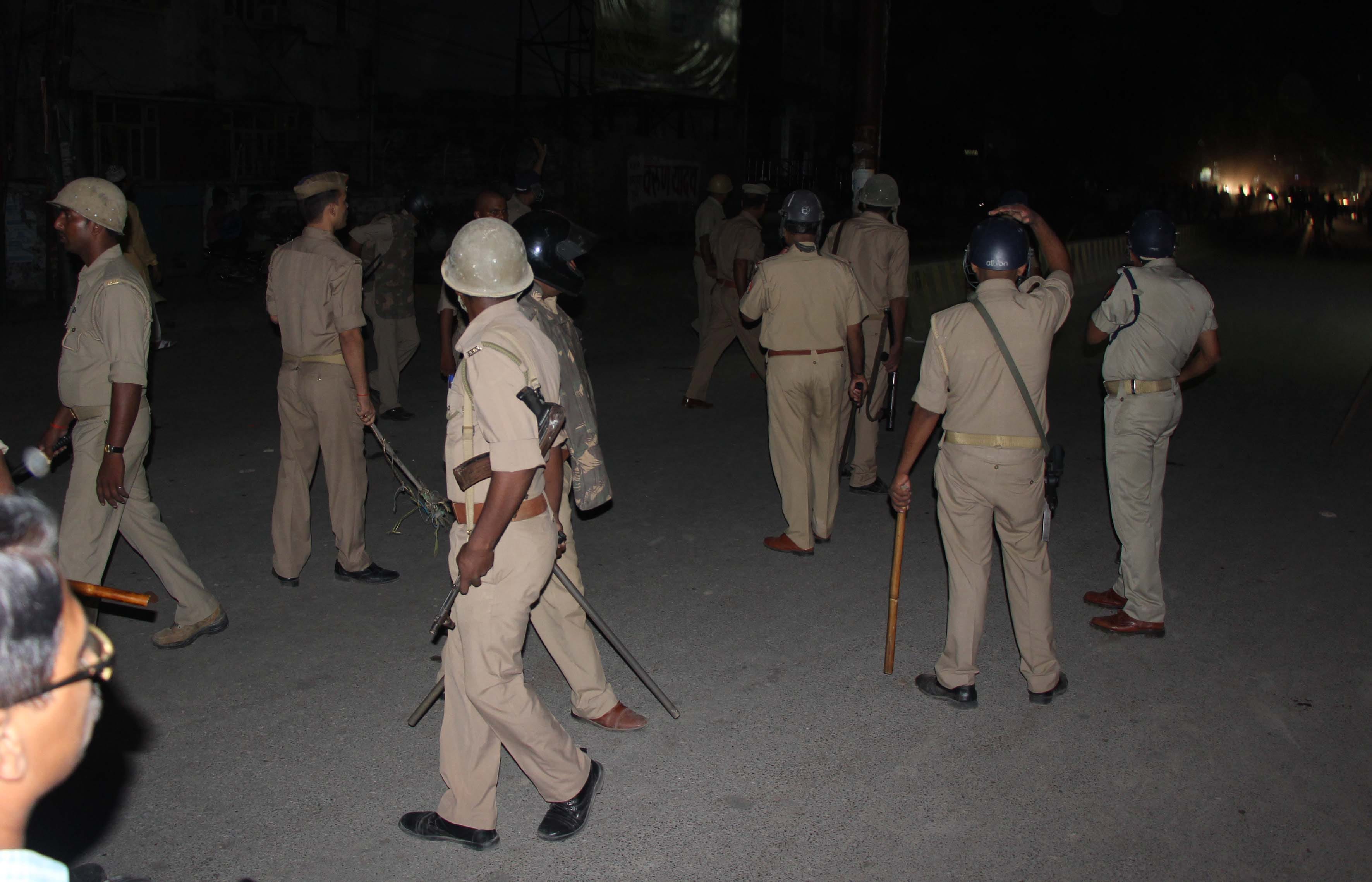 Varanasi Two groups clash over cow binding, Firing