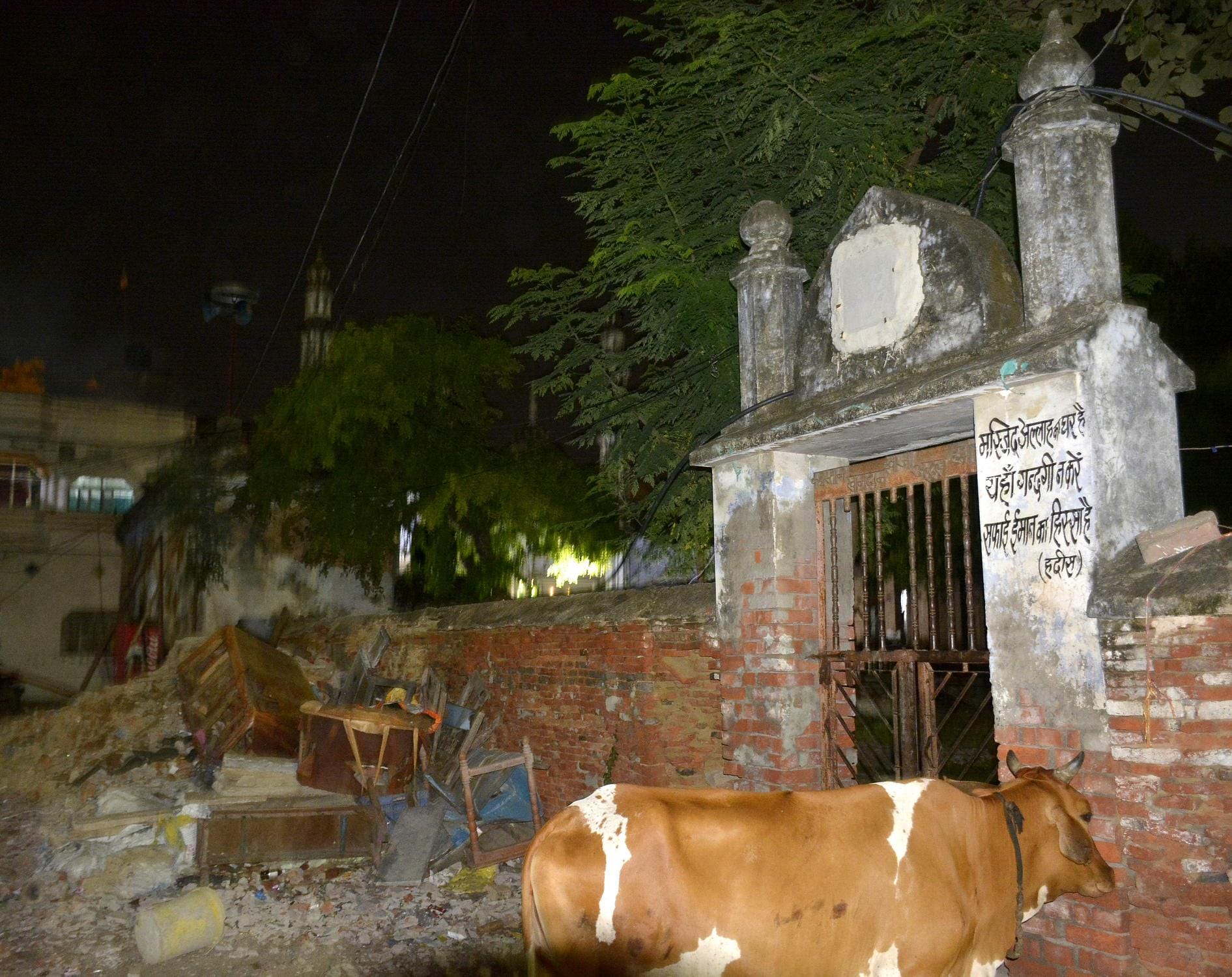 Varanasi Two groups clash over cow binding, Firing
