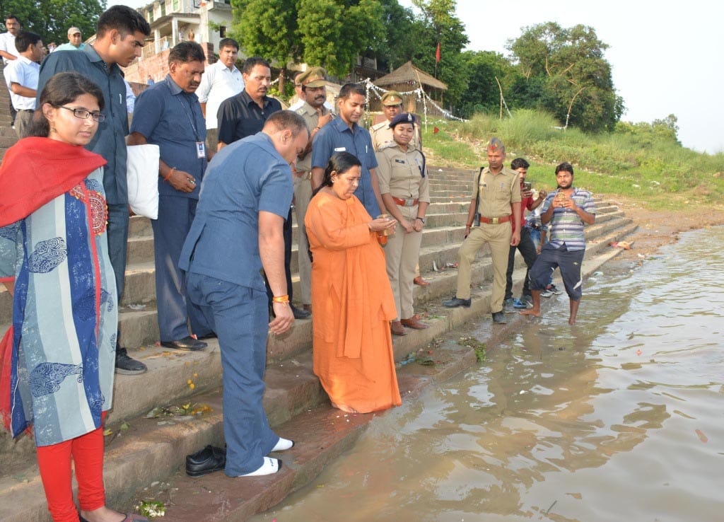 central minister uma bharti reach varanasi for shiva puja