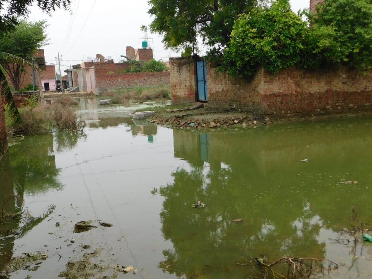 राजीव गांधी नगर में जलभराव, लोग परेशान