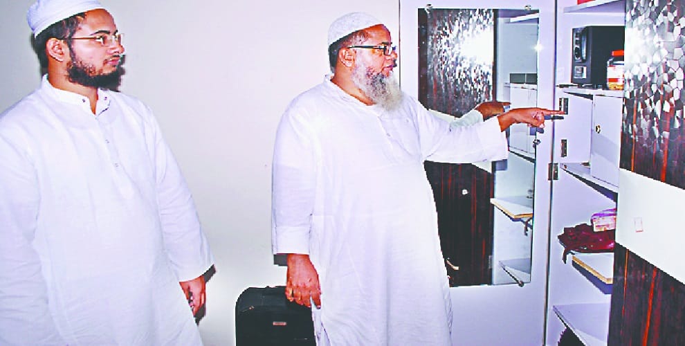 Theft in former ministers house, lakhs of jewelery including licensed weapons, absconding watchman