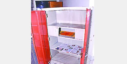 Theft in former ministers house, lakhs of jewelery including licensed weapons, absconding watchman