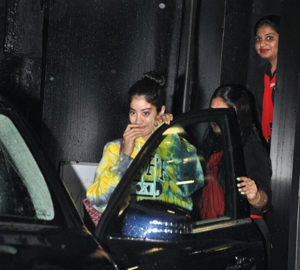 Jhanvi Kapoor makes stylish appearance wearing only a hoodie