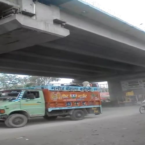 Live Suicide the young man gave a jump under the caravan cart, view Photos