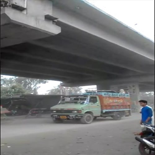Live Suicide the young man gave a jump under the caravan cart, view Photos