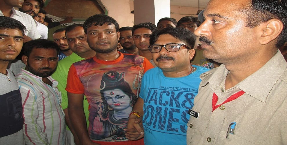 The drunken Kanvadiya forcibly entered the house, attempting to commit suicide by fan
