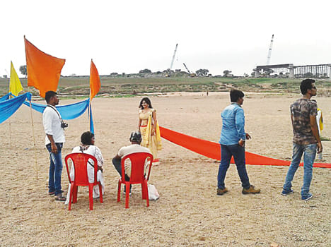 people come to see the film shooting