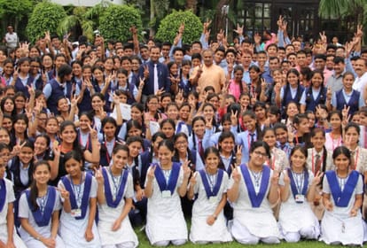  toppers given tips to brillant students in amarujala dehradun program
