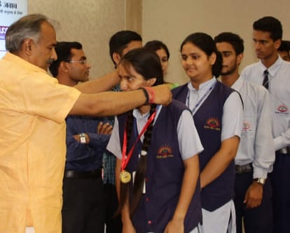  toppers given tips to brillant students in amarujala dehradun program