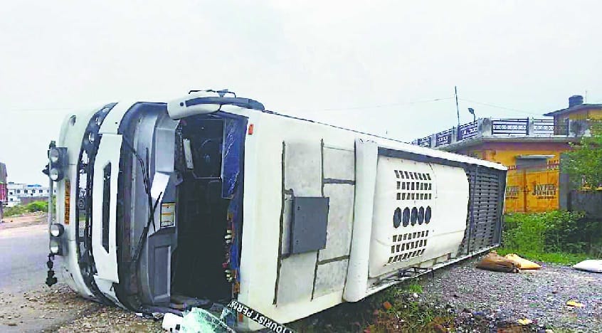 Eight passengers injured in tire burst