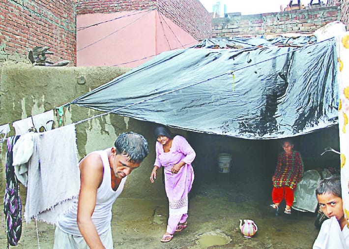 People living in Tarpaulan, not to toilets