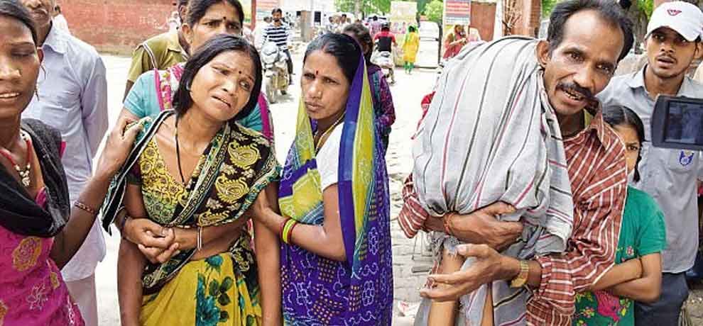 father forced to carry daughter dead body on shoulder after hospital refused ambulance 
