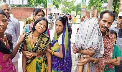 father forced to carry daughter dead body on shoulder after hospital refused ambulance 