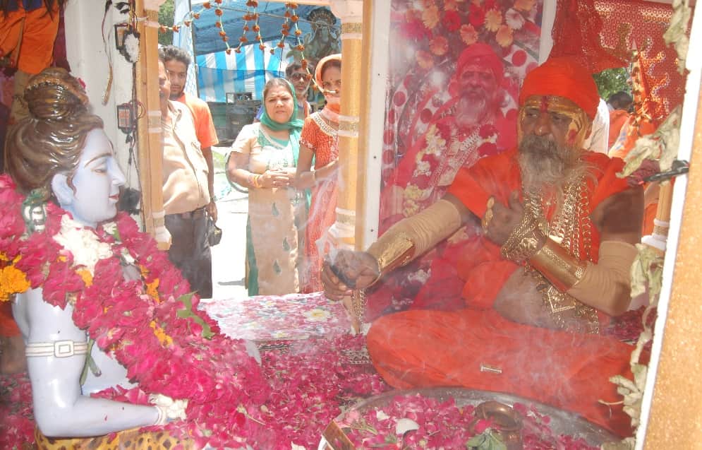 golden baba 26 kanwar yatra wears only 16 kilogram gold as doctors prescribe due to his ill health