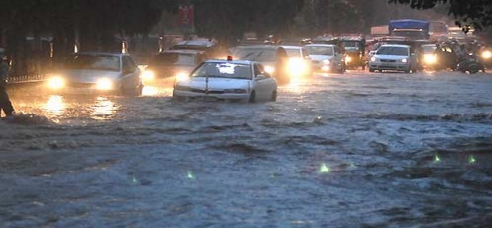 Heavy rainfall in Hyderabad,Normal life disrupted in Telangana, Gujarat and Maharashtra
