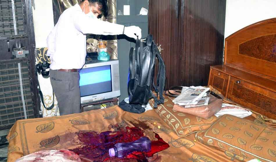 grand mother was brutally killed in front of grand daughter in sahibabad police suspect known one