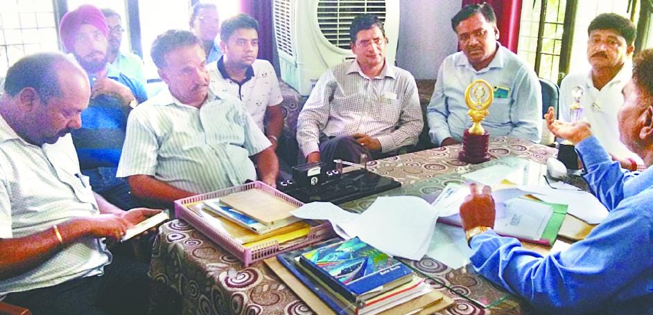 Against the persecution of schools, the BEO is surrounded