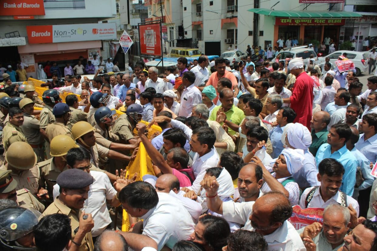 up teachers protest in lucknow