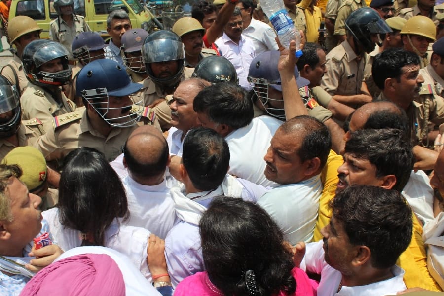 up teachers protest in lucknow