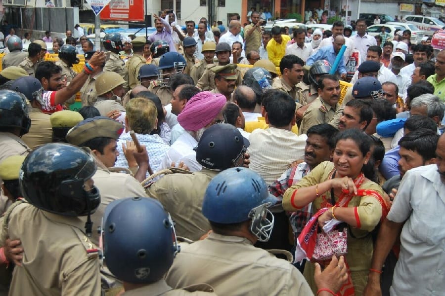 up teachers protest in lucknow