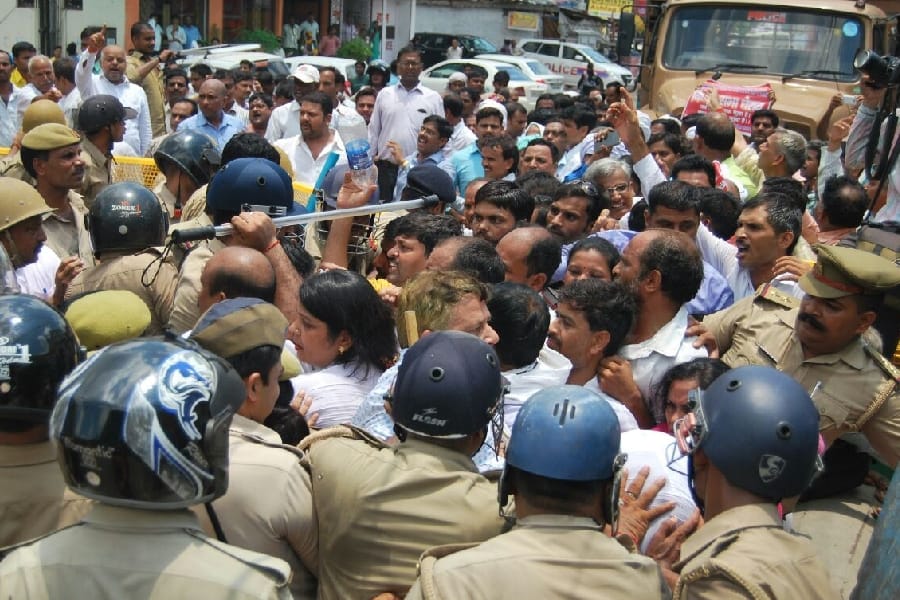 up teachers protest in lucknow