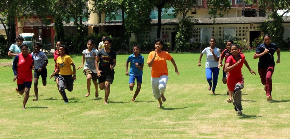 sportsmen runing nacked foot on cold 
