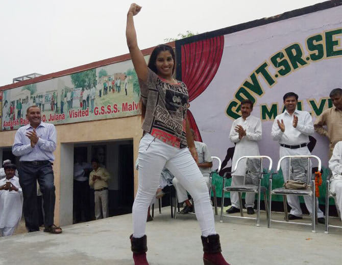 first indian wrestler in wwe, kavita dalal signed contract with wwe