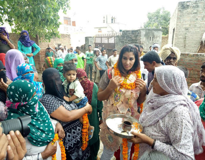 khali student wwe wrestler kavita dalal warm welcome at village