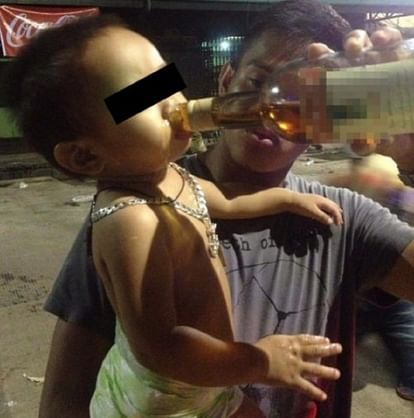 ये क्या! इतने छोटे बच्चे को पिला दी शराब, बताई ये वजह - Man Spotted Feeding  Alcohol To Toddler - Amar Ujala Hindi News Live