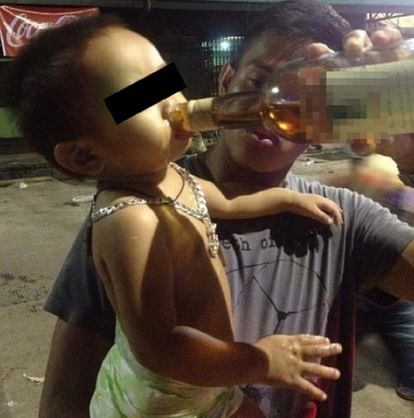 ये क्या! इतने छोटे बच्चे को पिला दी शराब, बताई ये वजह - Man Spotted Feeding Alcohol To Toddler - Amar Ujala Hindi News Live ये क्या! इतने छोटे बच्चे को पिला दी शराब, बताई ये वजह - Man Spotted Feeding Alcohol To Toddler - Amar Ujala Hindi News Live
