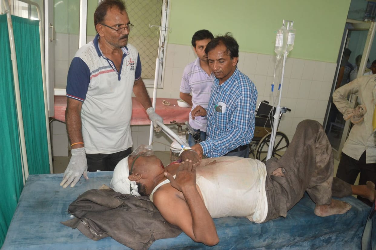 कंटेनर-टेंपो में टक्कर, दो की मौत, आठ घायल