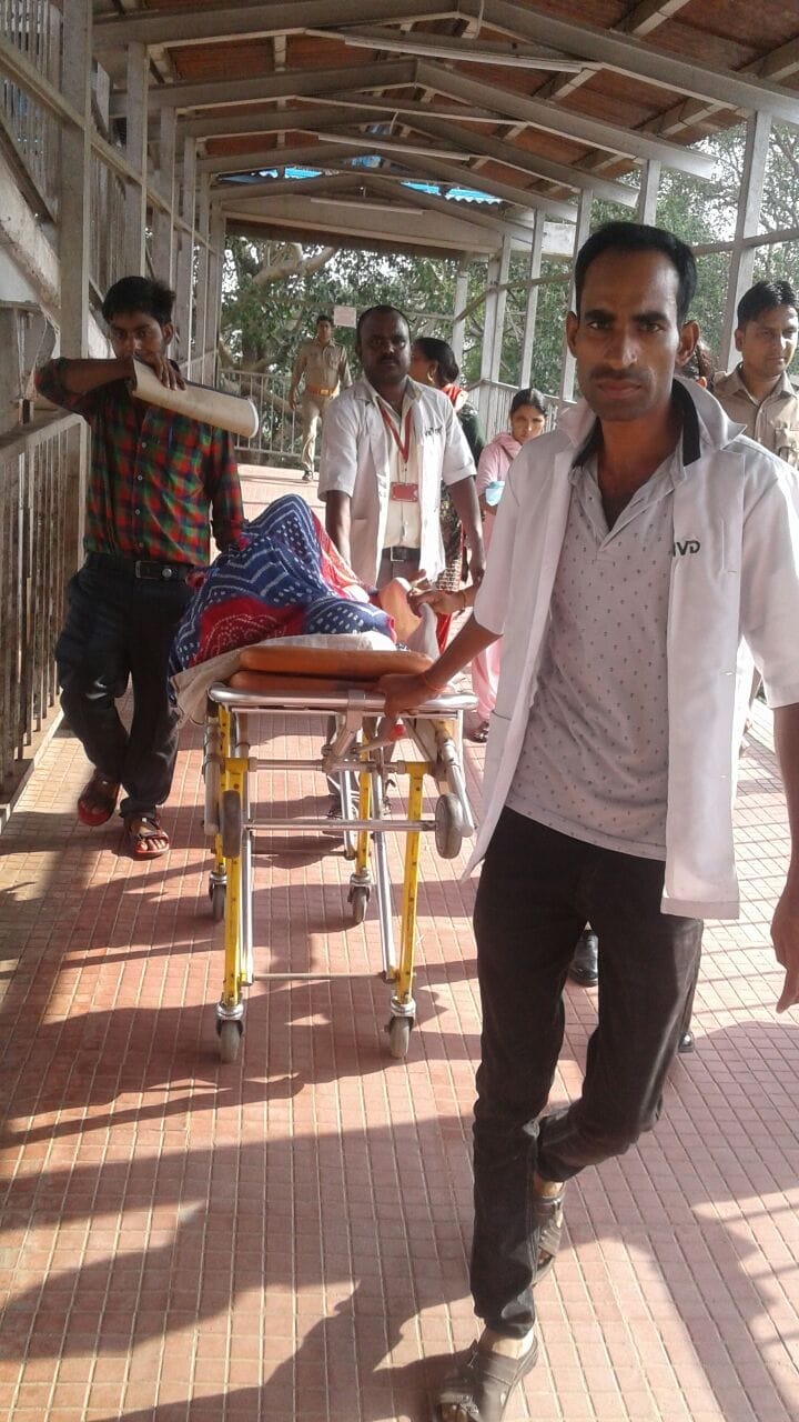 सीएचसी के कर्मचारी पीटे, खूब की तोड़फोड़
