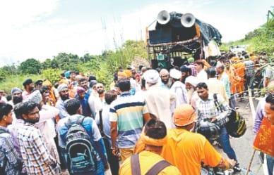 kanwarian trolley collapses in canal, three die
