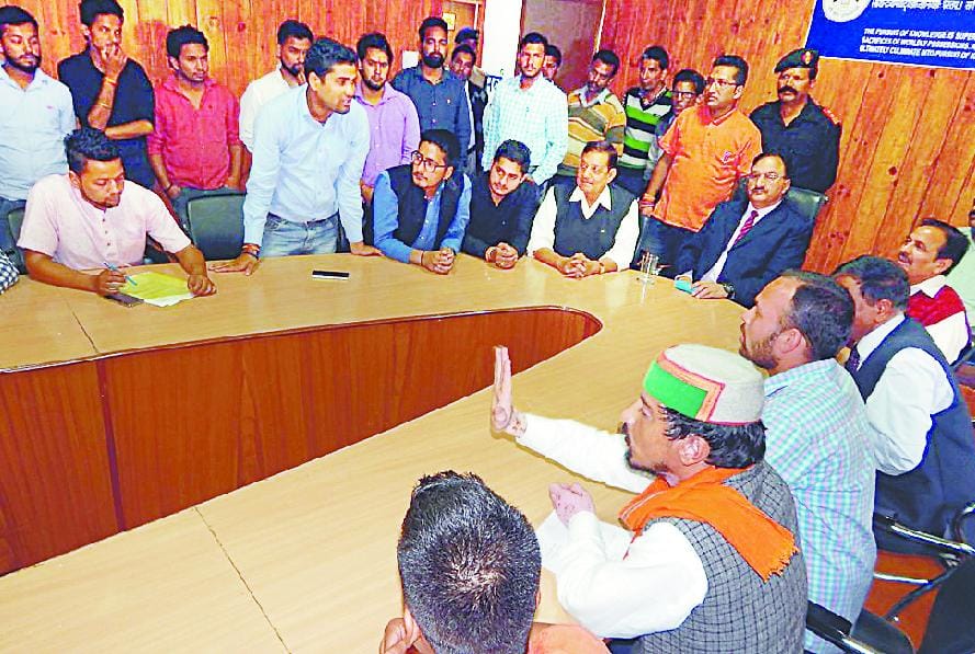 Threats ABVP worker at Kumaun University