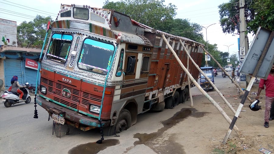 sewerage potholes creating dangerous situations in alwar 