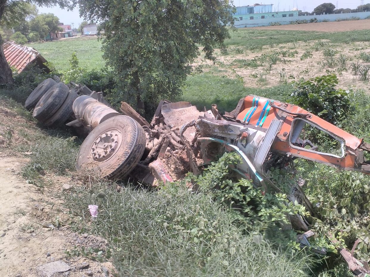 कांवड़ियों से भरा टेंपो गड्ढे में गिरा, 12 घायल