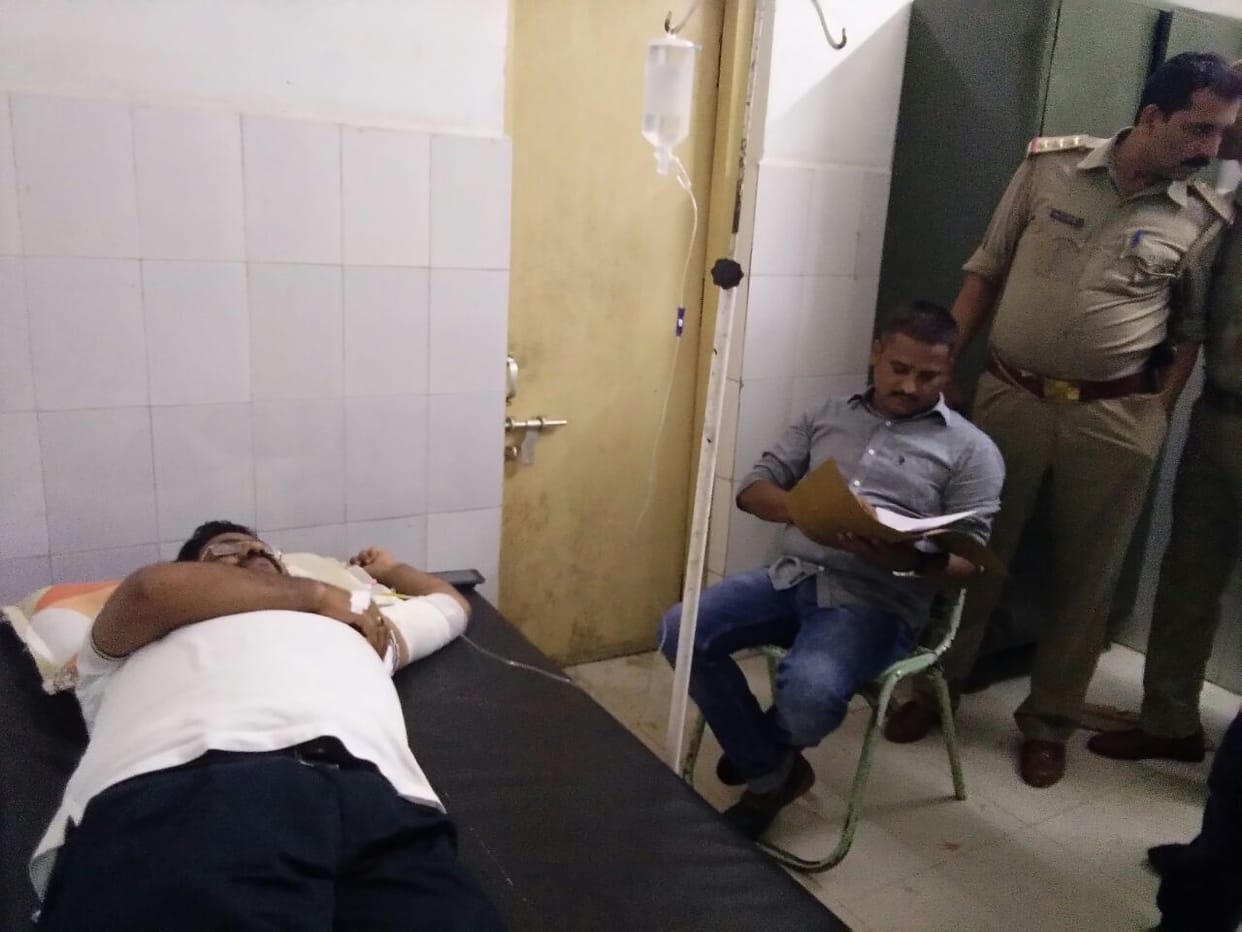 Encounter among absconding criminals and police in Azamgarh, SP wounded