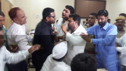 Play bean in front of the Speaker, Independent councilor dismissed for two year
