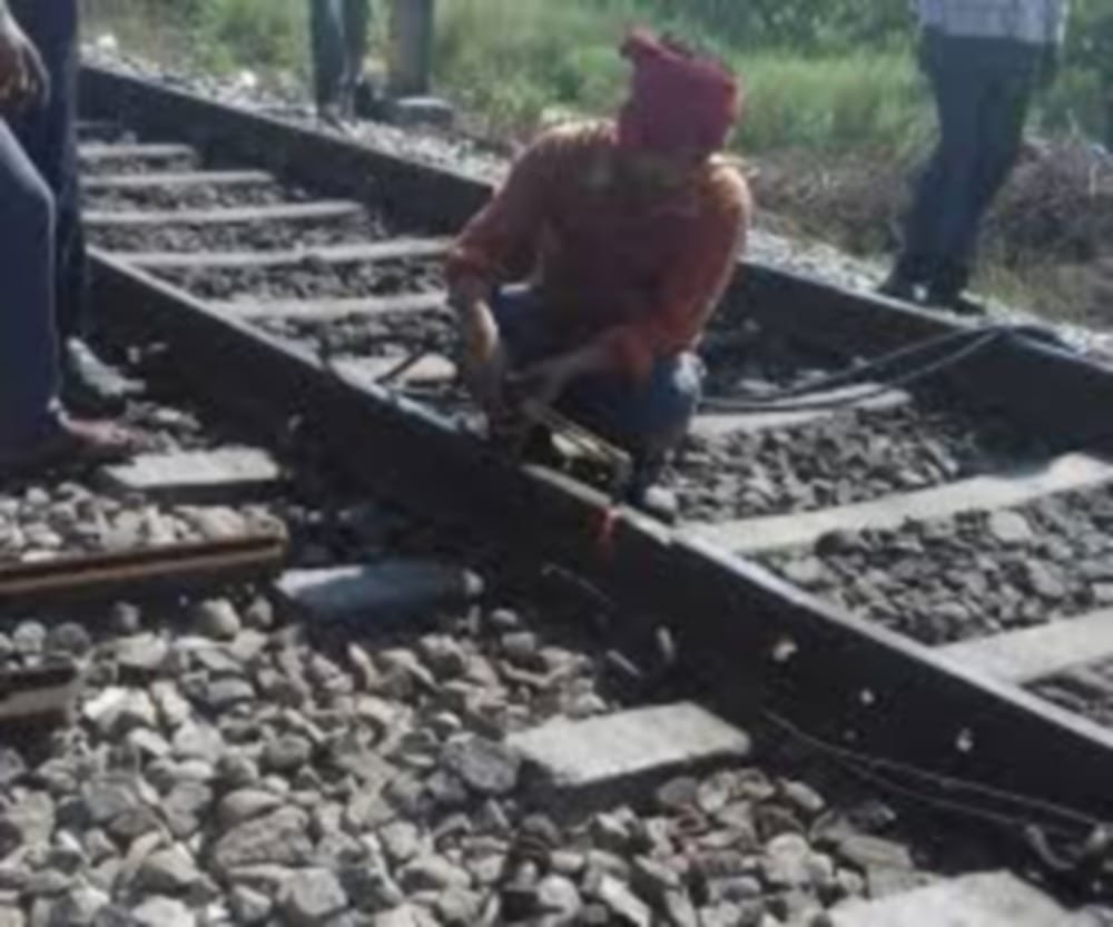 bihar labourer saved life of many people, goods train engine runs without driver
