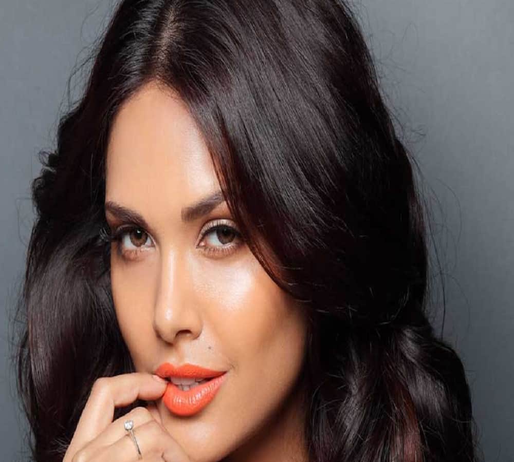 Truth behind Esha Gupta and Nikhil Thampi engagement post revealed 