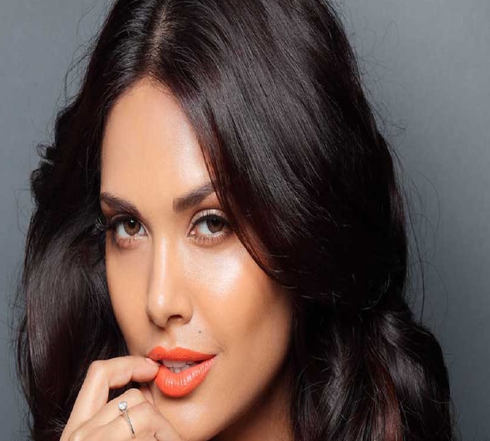 Truth behind Esha Gupta and Nikhil Thampi engagement post revealed 