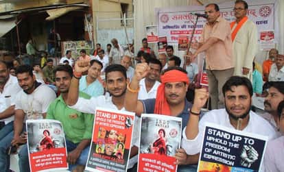 अस्सी स्थित पप्पू की अड़ी के पास धरना देकर बुलंद की आवाज  