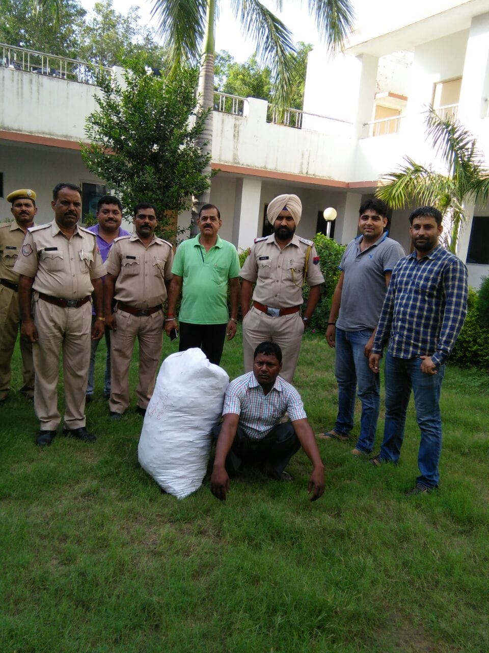 Smuggler caught in factory area, 25 kg of ganja recovered