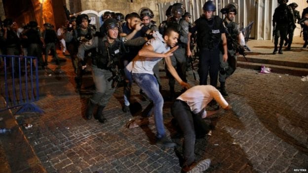  A clash with the police near the holy site in Jerusalem, many Palestinians injured
