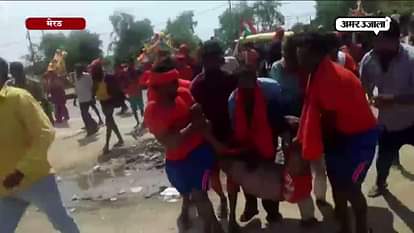 THREE BIKES CLASHED ON HIGHWAY IN MEERUT AFTER GET UNCONTROLLED ON SPEED BREAKER