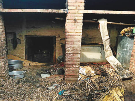 A fire with gas cylinder leakage, four scorching
