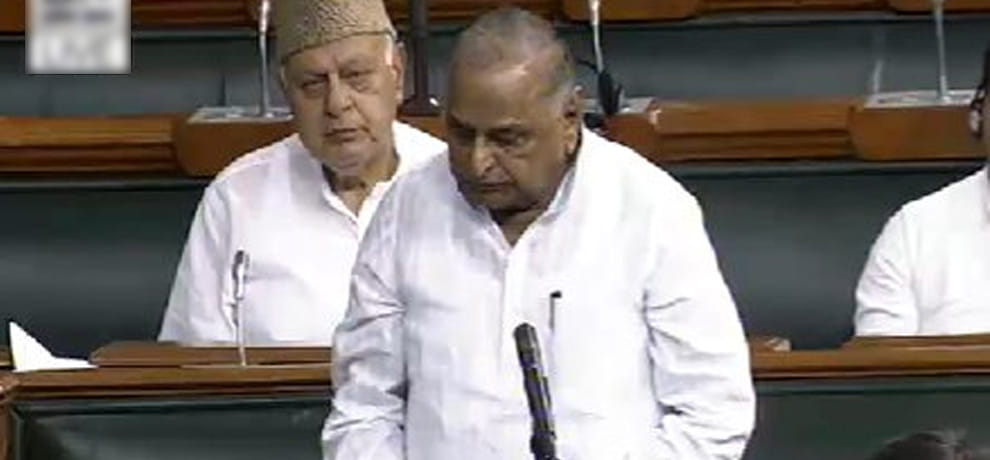 Laughing in the house when mulayam thaught oppressor to members 