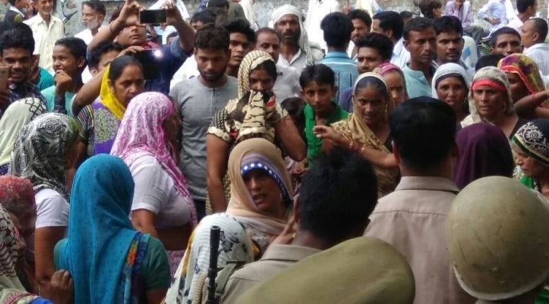 पुलिस और पालिका कर्मियों पर सब्जी लूटने का आरोप