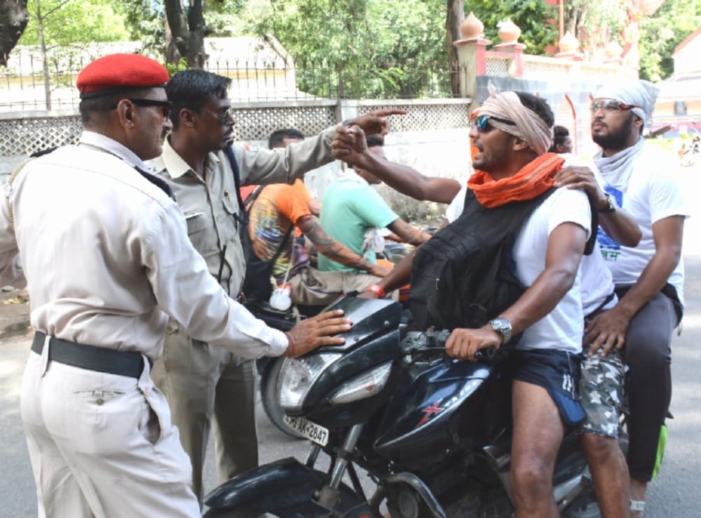 police team and kanwars fight after broken traffic rule in haridwar